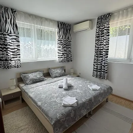 Sunny Day 7 Апартаменты *